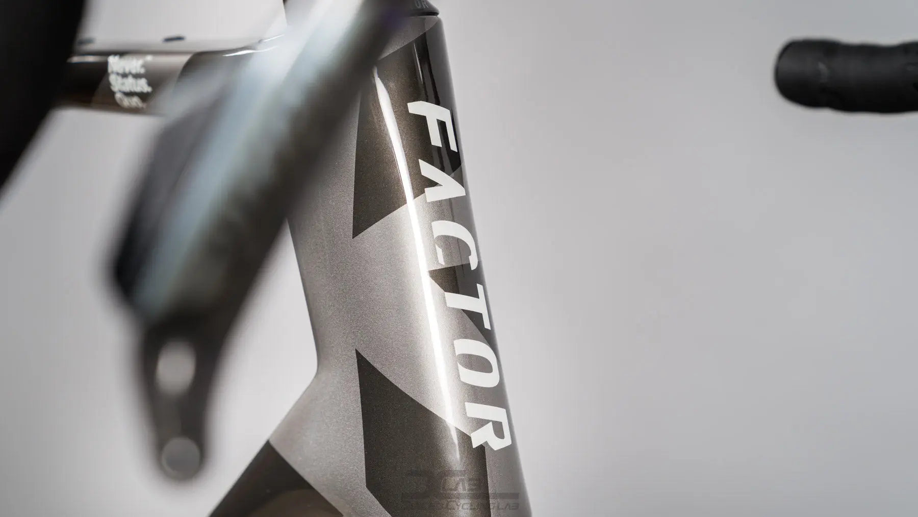 Factor Aluto - Quattro Grey | 58cm | Custom Factor